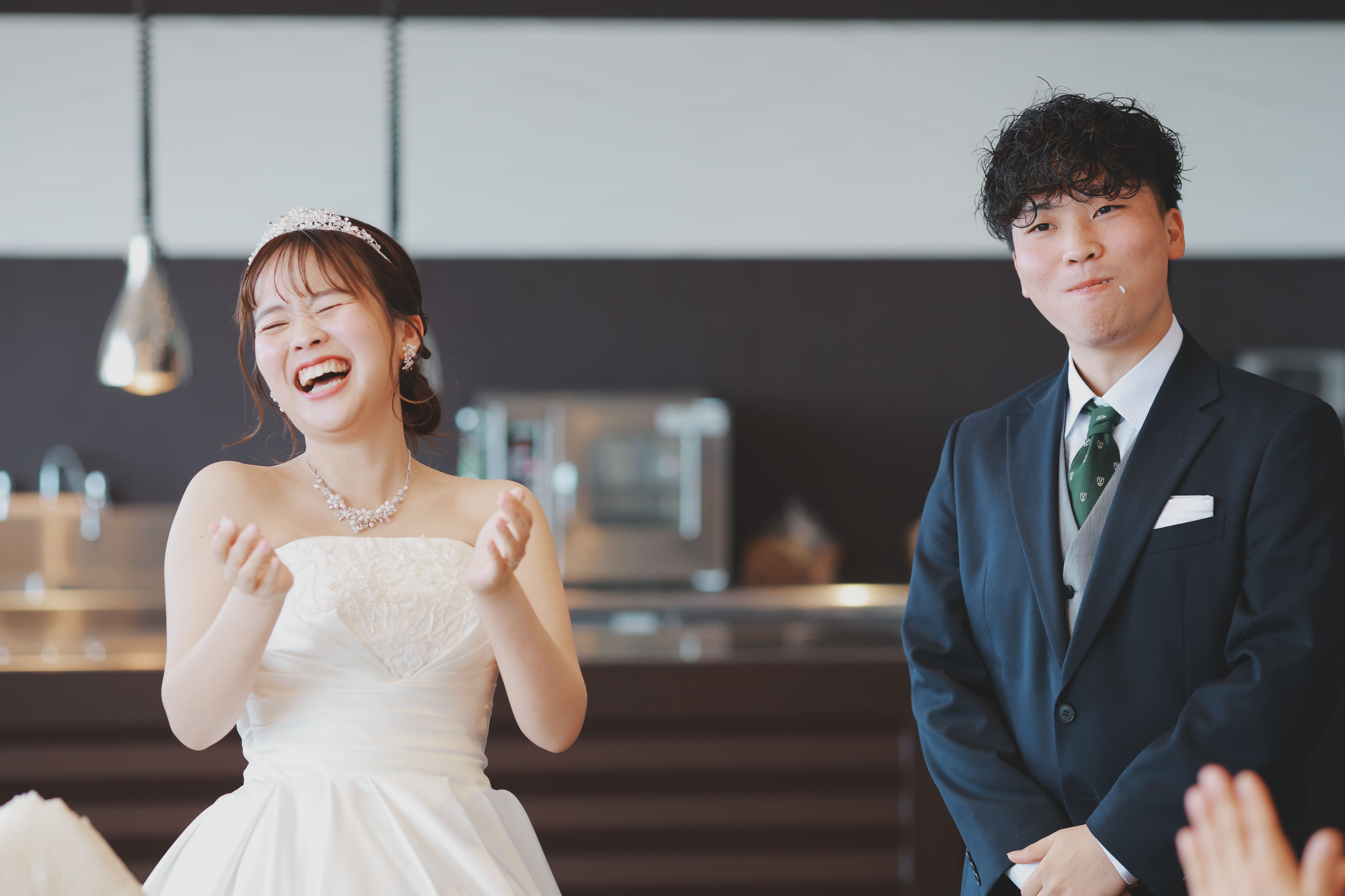 大きな大きなおにぎりバイト!ケーキ入刀&ファーストバイトの代わりに、なんとおにぎり?!