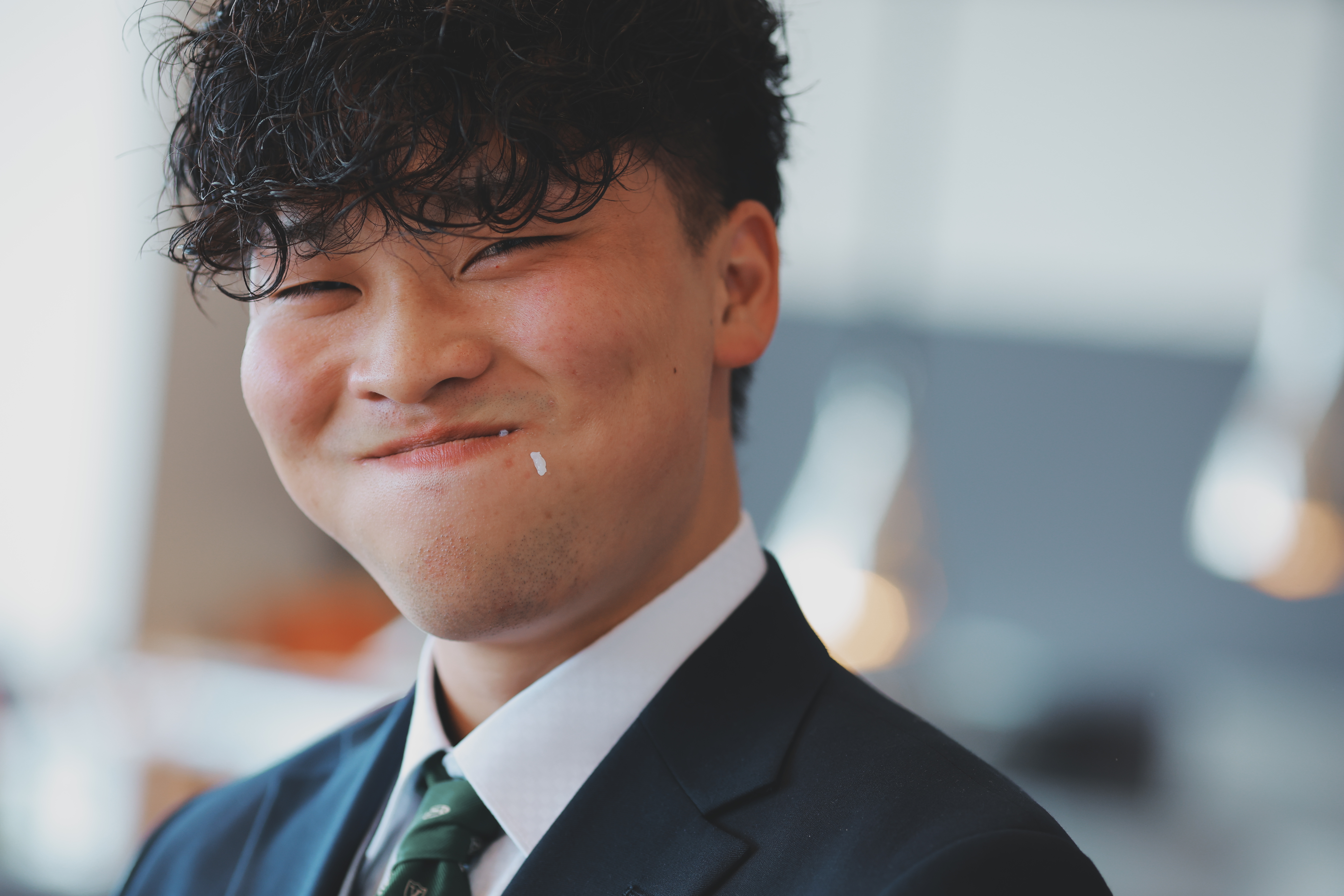 大きな大きなおにぎりバイト!ケーキ入刀&ファーストバイトの代わりに、なんとおにぎり?!