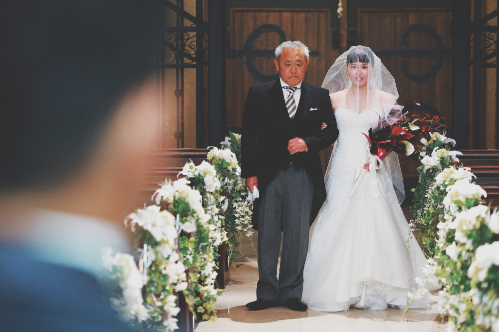憧れのロングベールに包まれて。涙はいらない。笑顔いっぱいの結婚式