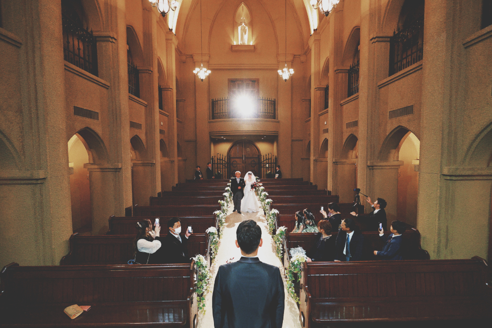 憧れのロングベールに包まれて。涙はいらない。笑顔いっぱいの結婚式