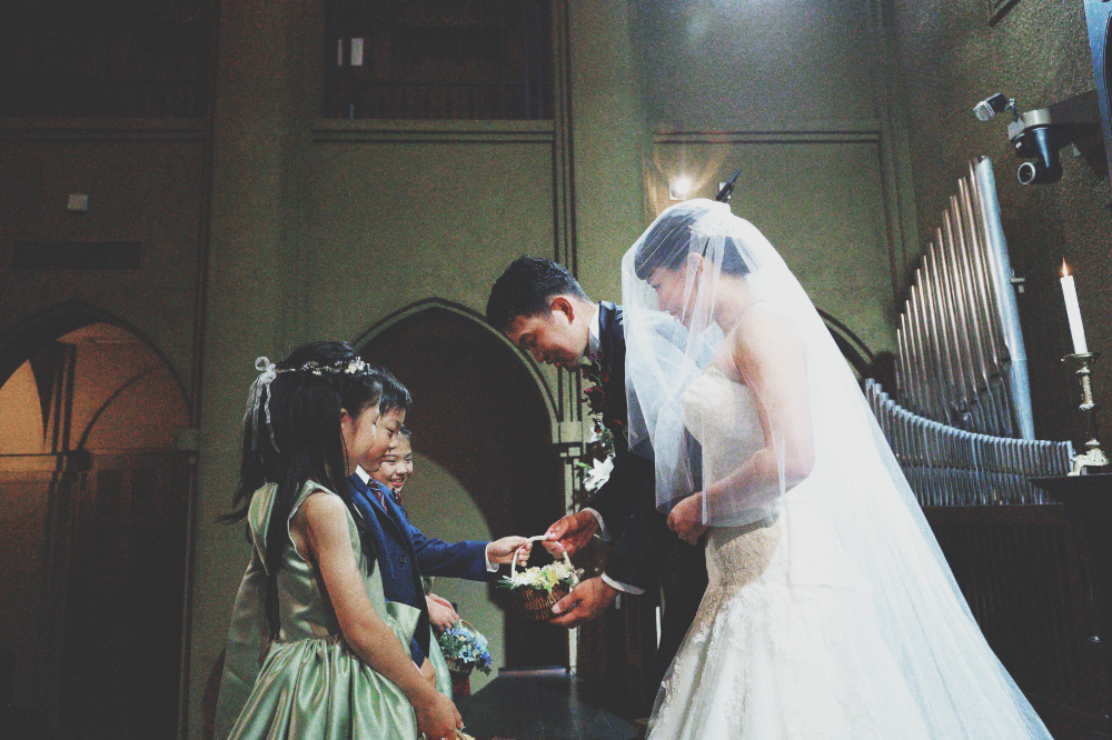 憧れのロングベールに包まれて。涙はいらない。笑顔いっぱいの結婚式