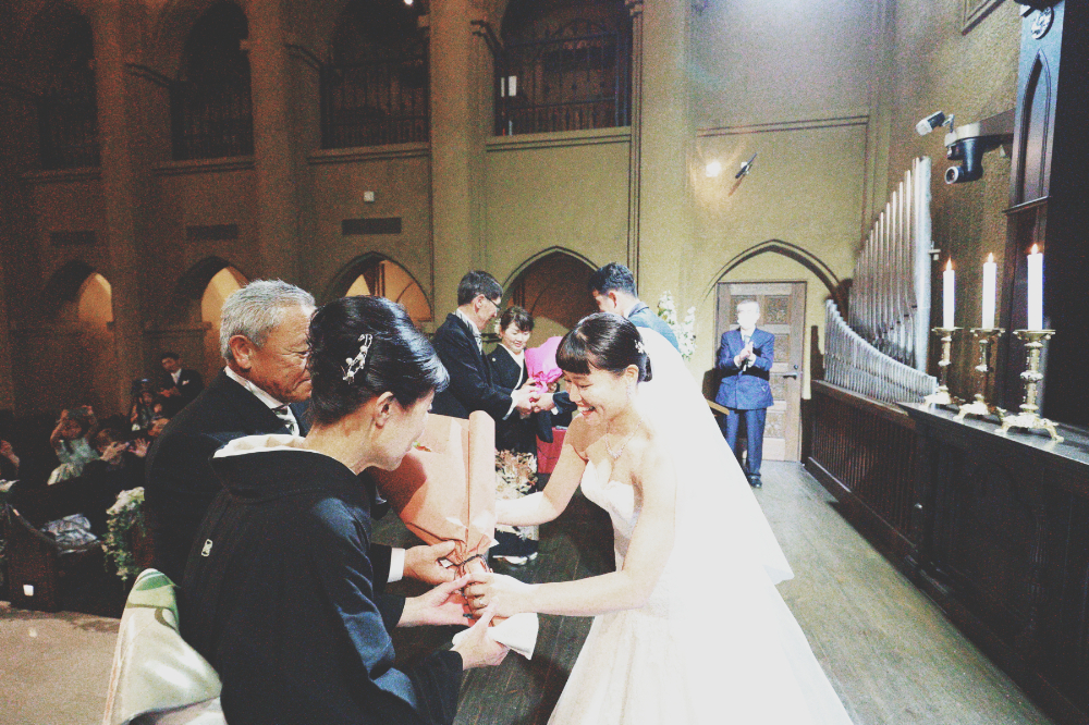 憧れのロングベールに包まれて。涙はいらない。笑顔いっぱいの結婚式