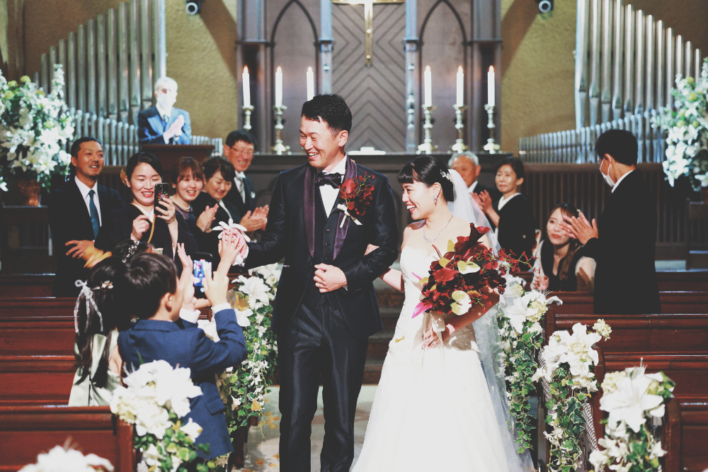 憧れのロングベールに包まれて。涙はいらない。笑顔いっぱいの結婚式