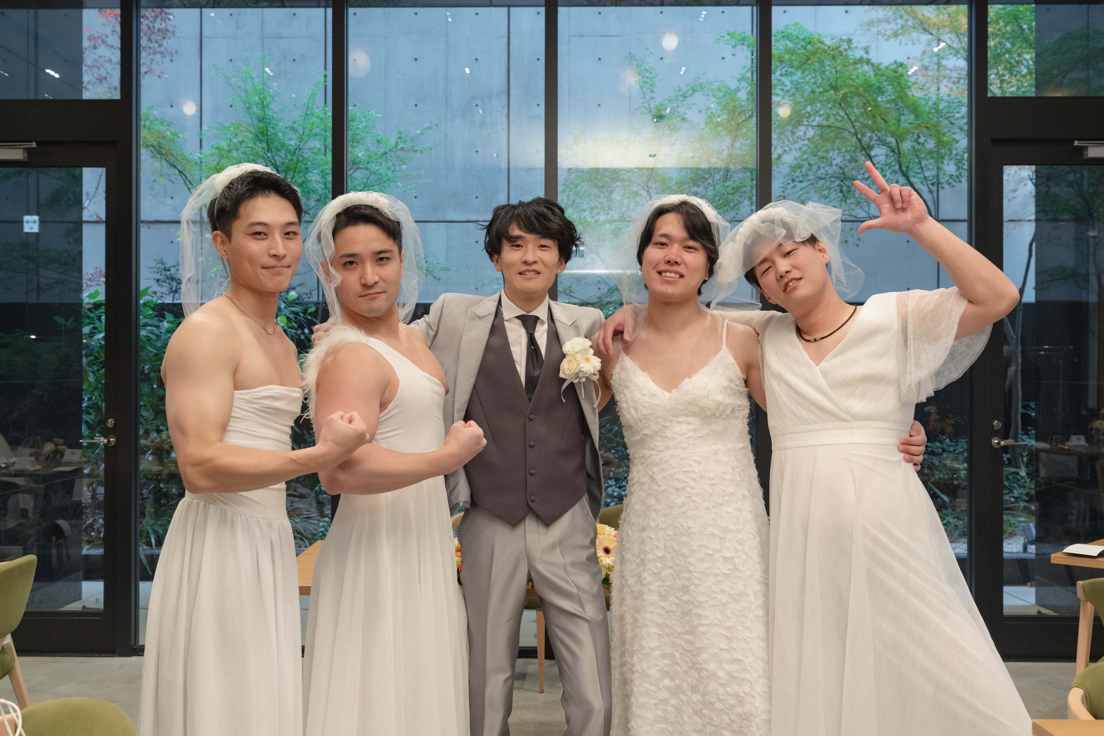 ファーストミートでまさかのサプライズ!新郎友人がドレス姿に?!