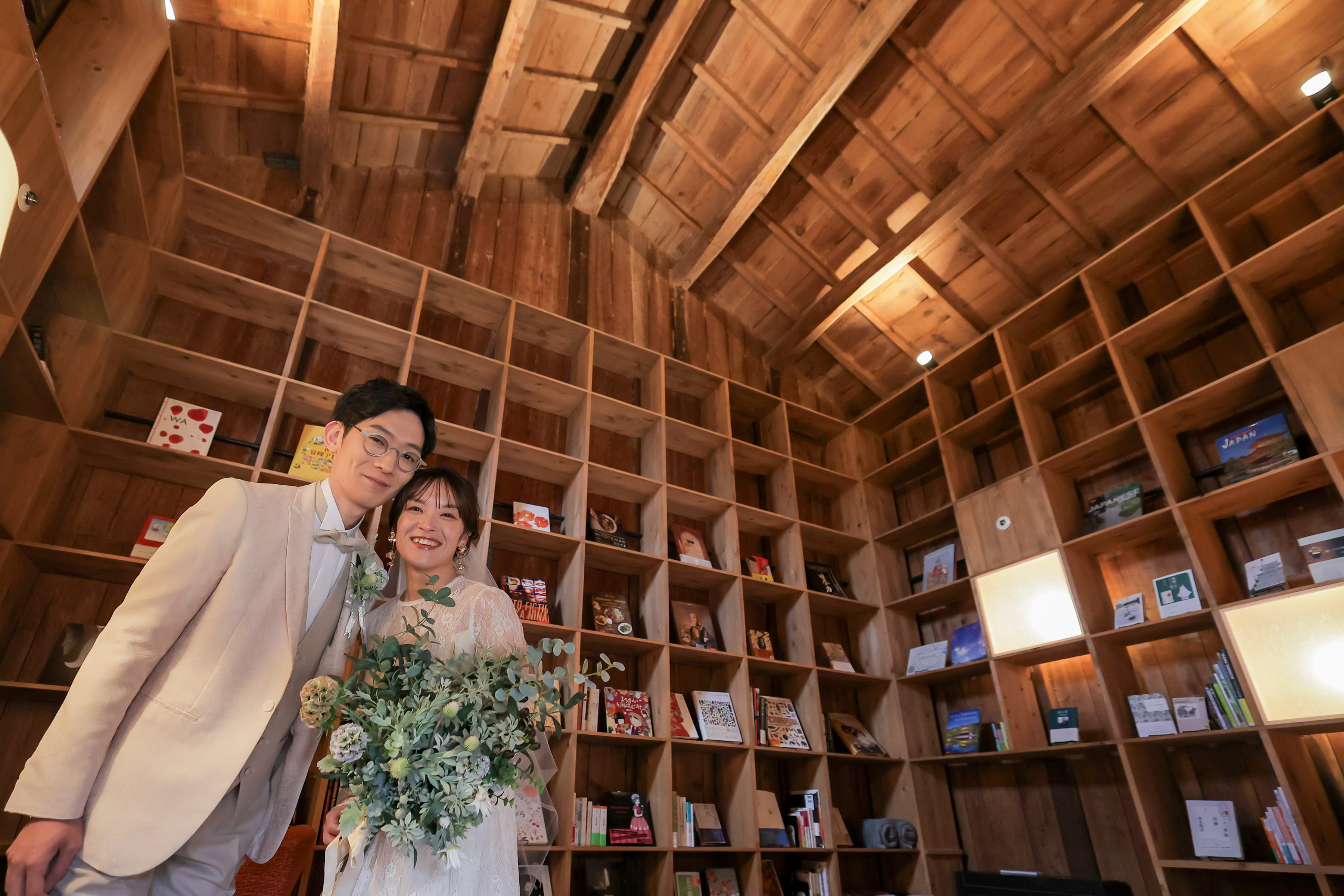 本と歴史に囲まれて。古民家で叶えた温もりウェディング