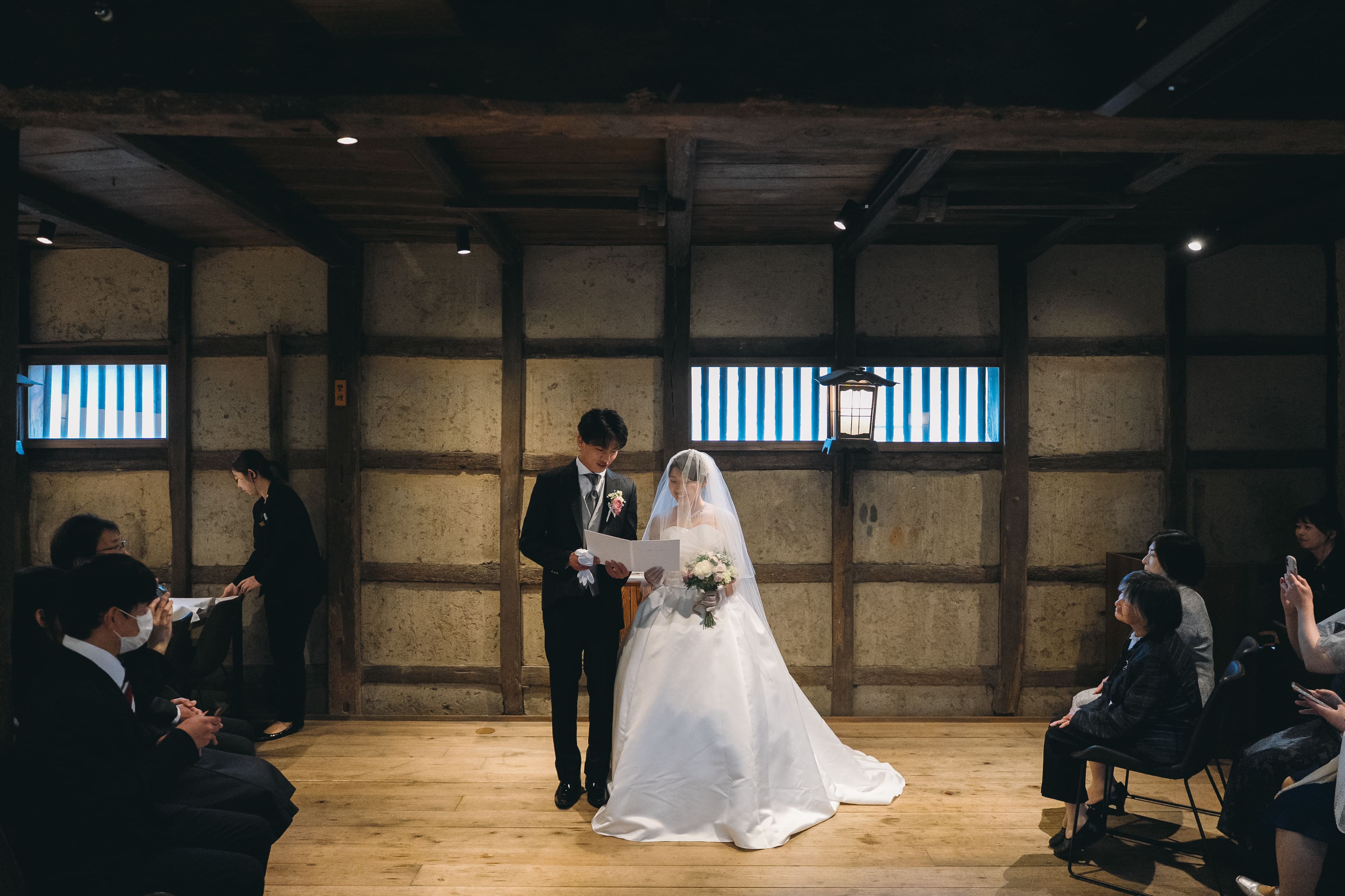 雨音と共に誓う、温かな古民家の人前式