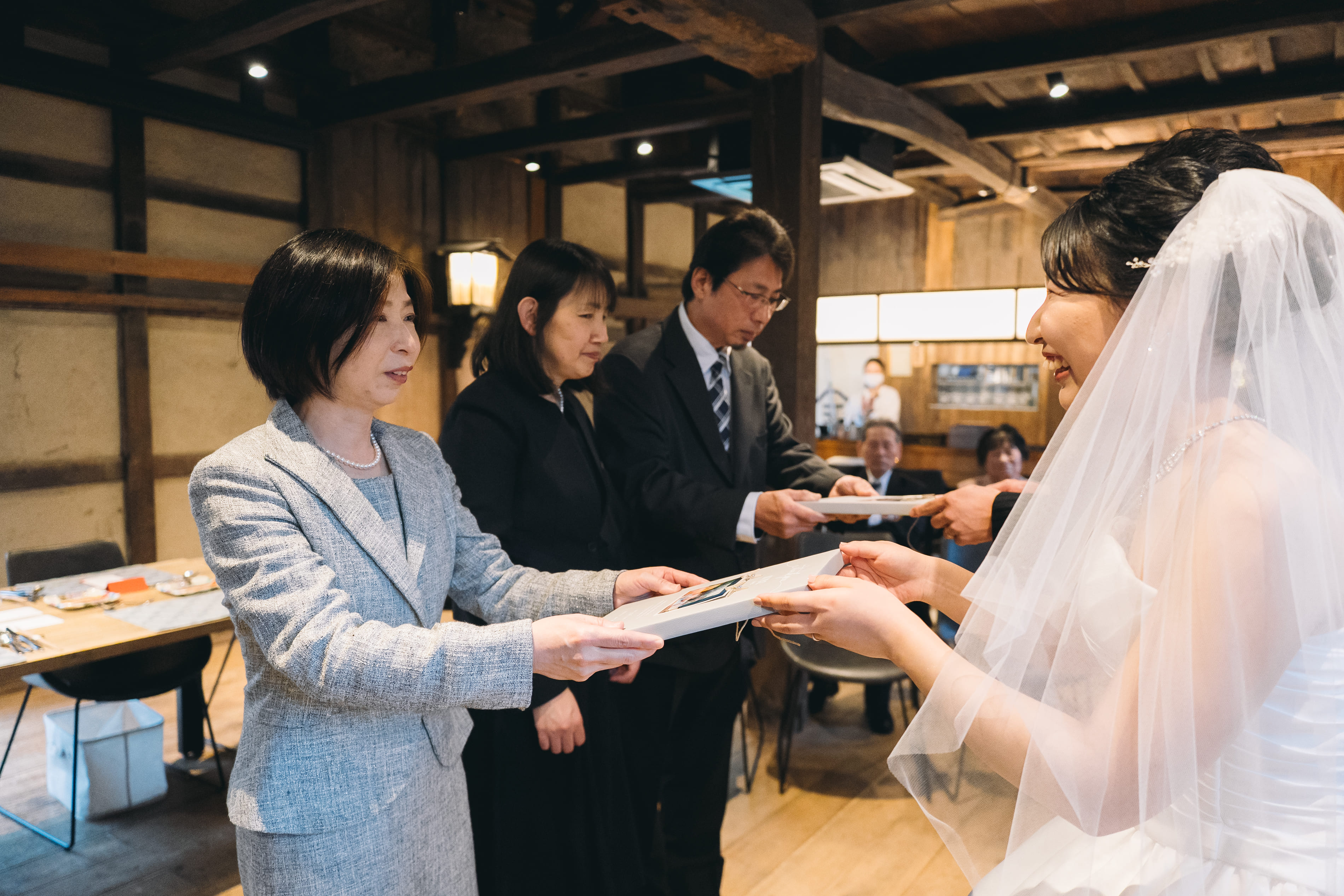 雨音と共に誓う、温かな古民家の人前式