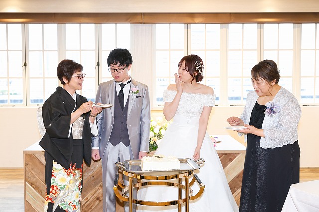 神戸モザイク店の、パーティ―レポート(ウエディングケーキカットは、アットホーム演出)