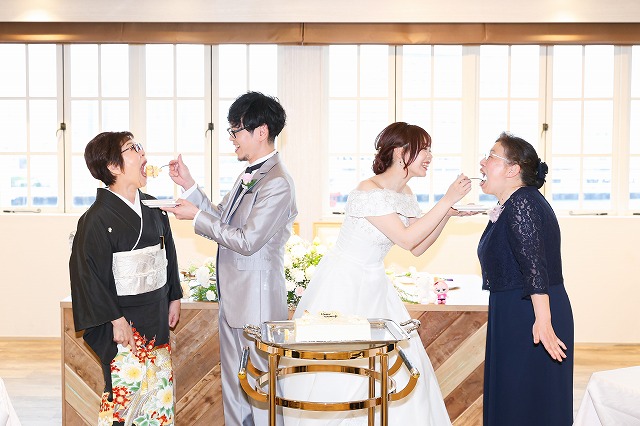 神戸モザイク店の、パーティ―レポート(ウエディングケーキカットは、アットホーム演出)