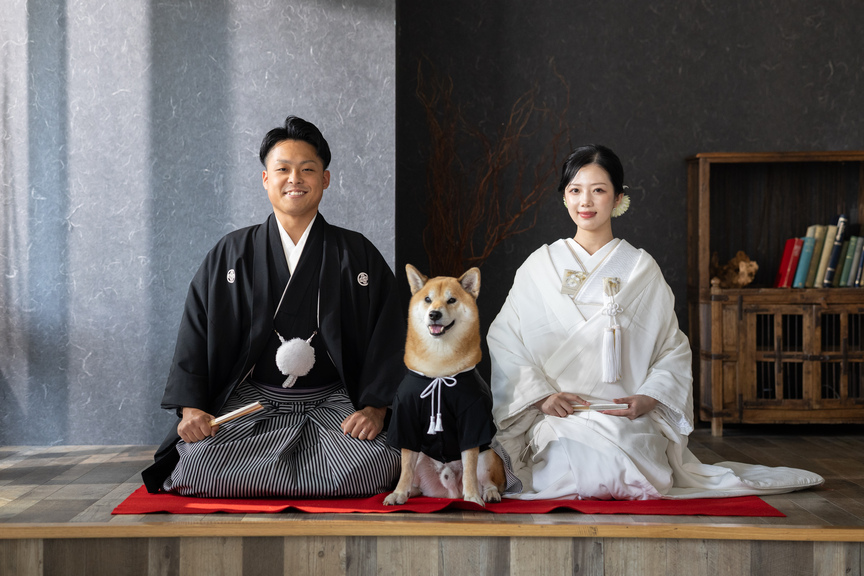 和装×ペットと一緒に。スタイリッシュなスタジオで叶えるアットホームフォトウェディング