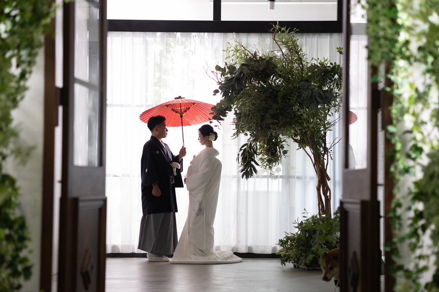 和装×ペットと一緒に。スタイリッシュなスタジオで叶えるアットホームフォトウェディング