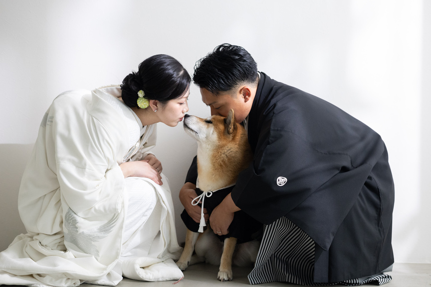 和装×ペットと一緒に。スタイリッシュなスタジオで叶えるアットホームフォトウェディング
