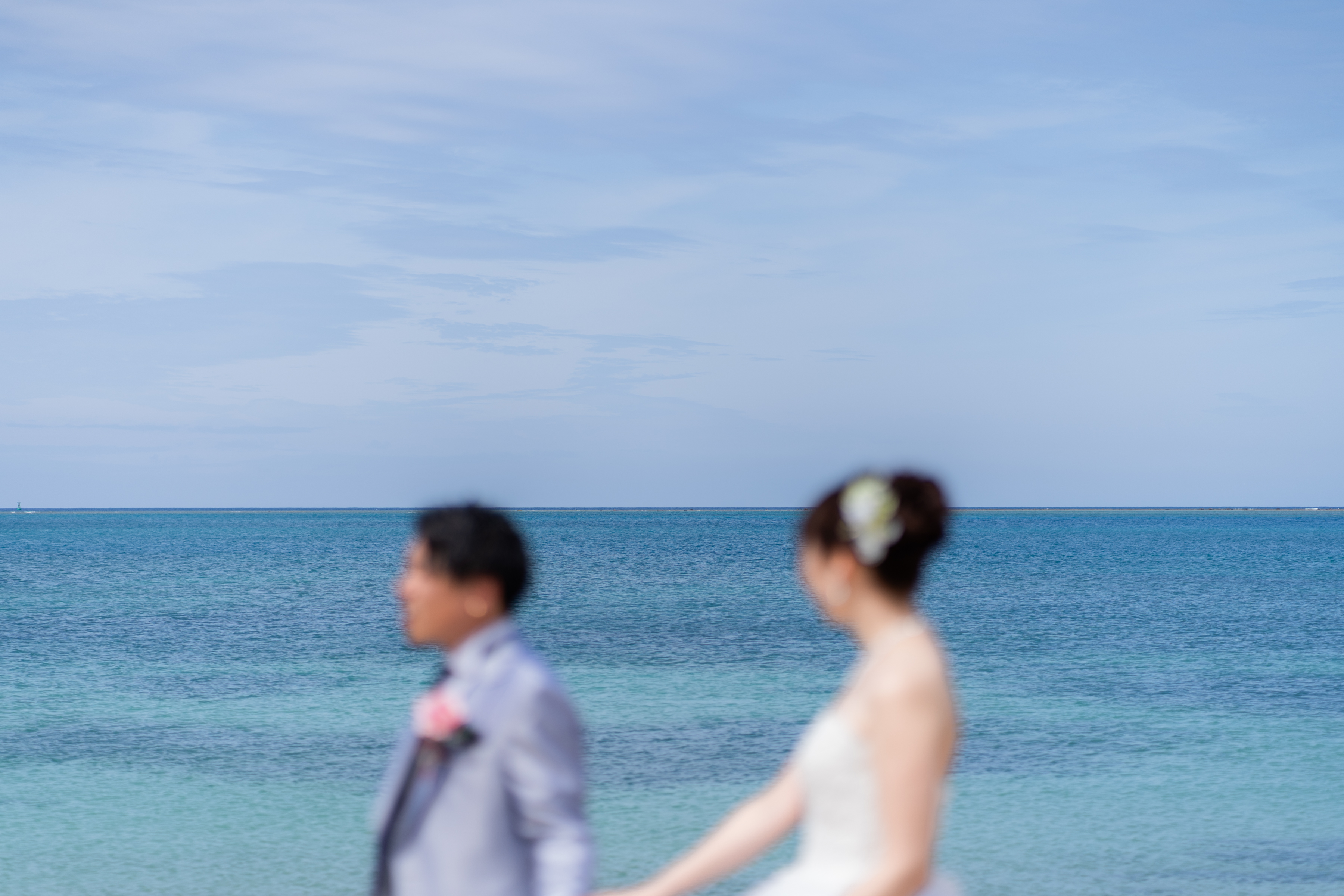 海と笑顔に包まれたフォトウェディング