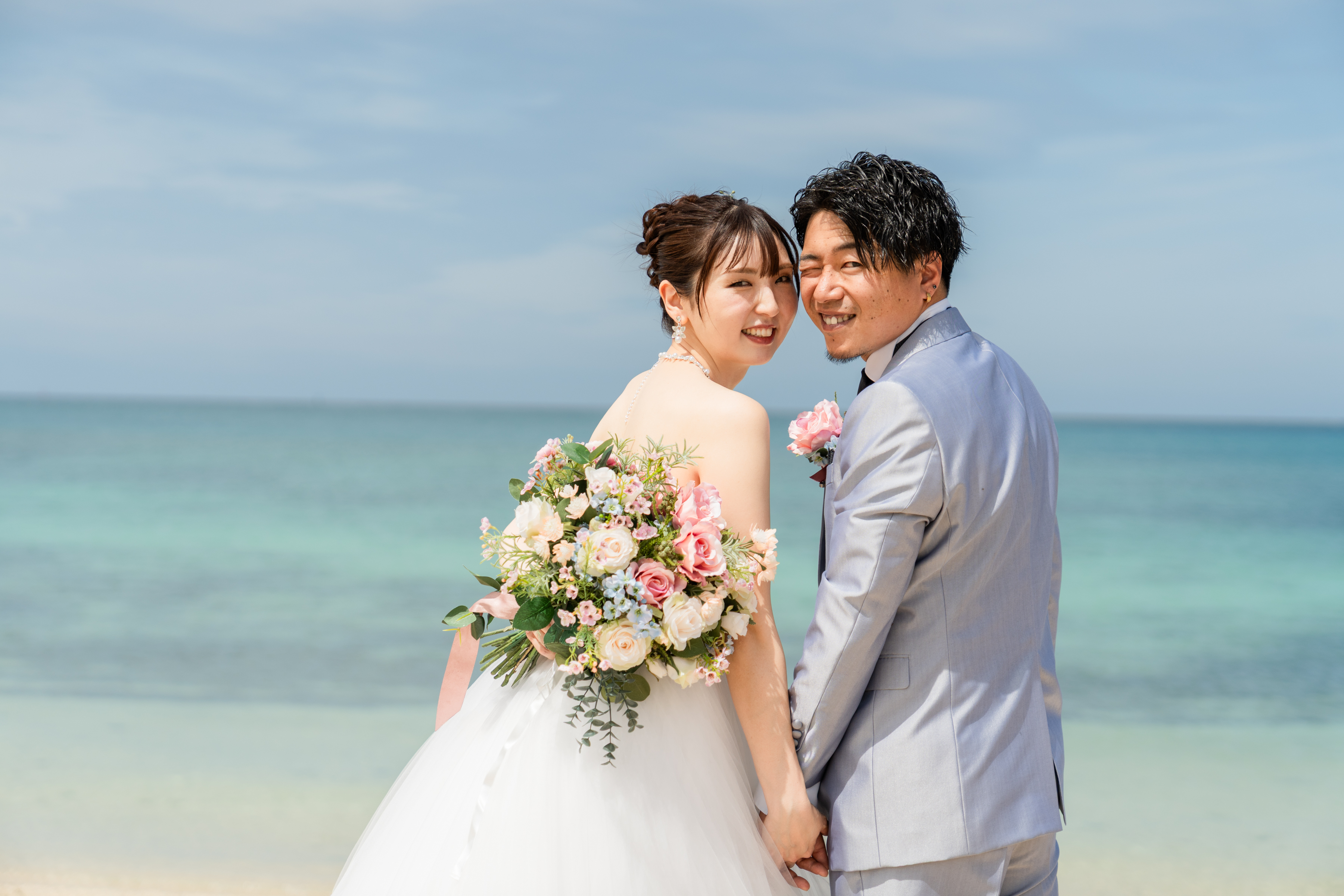 海と笑顔に包まれたフォトウェディング