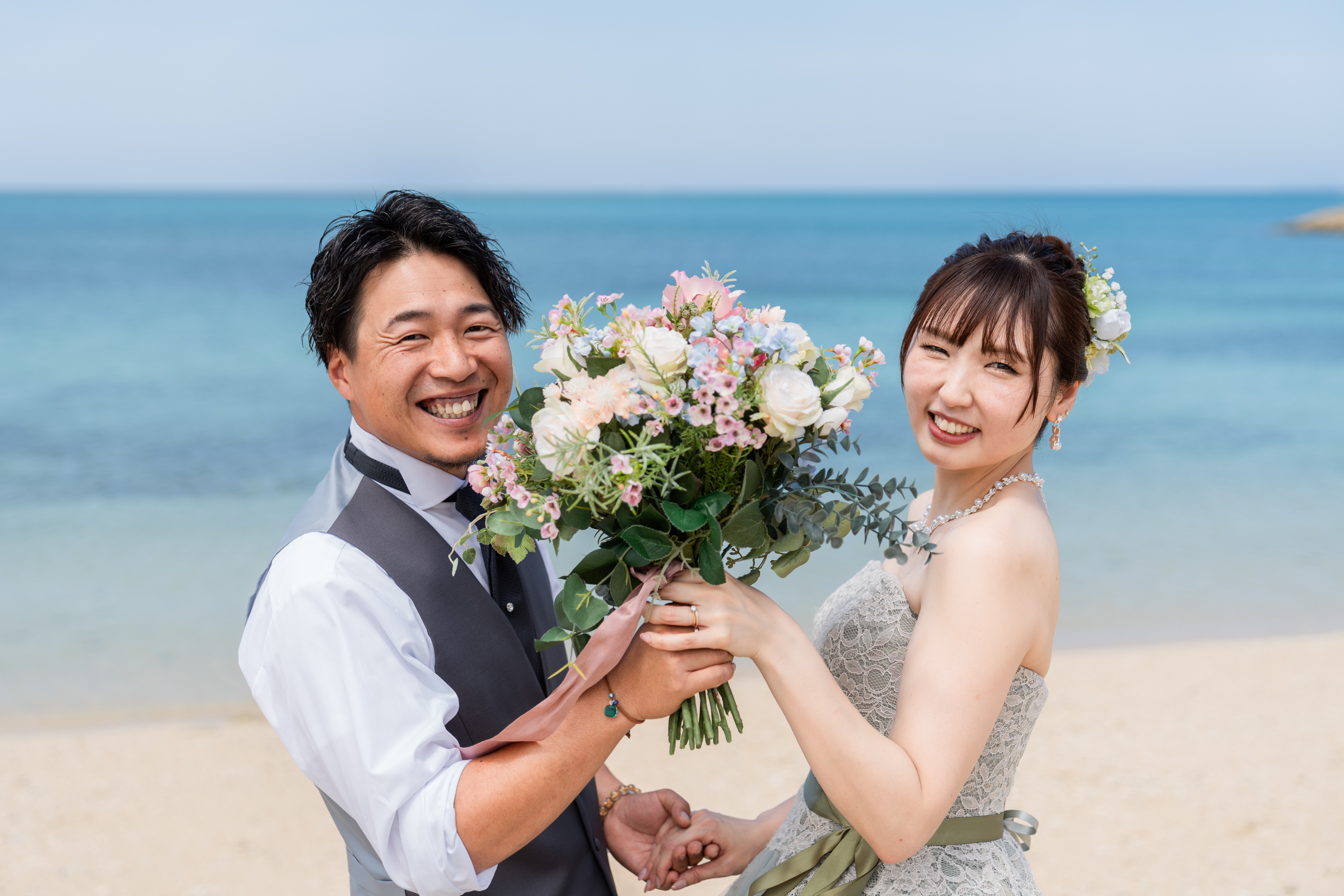 海と笑顔に包まれたフォトウェディング