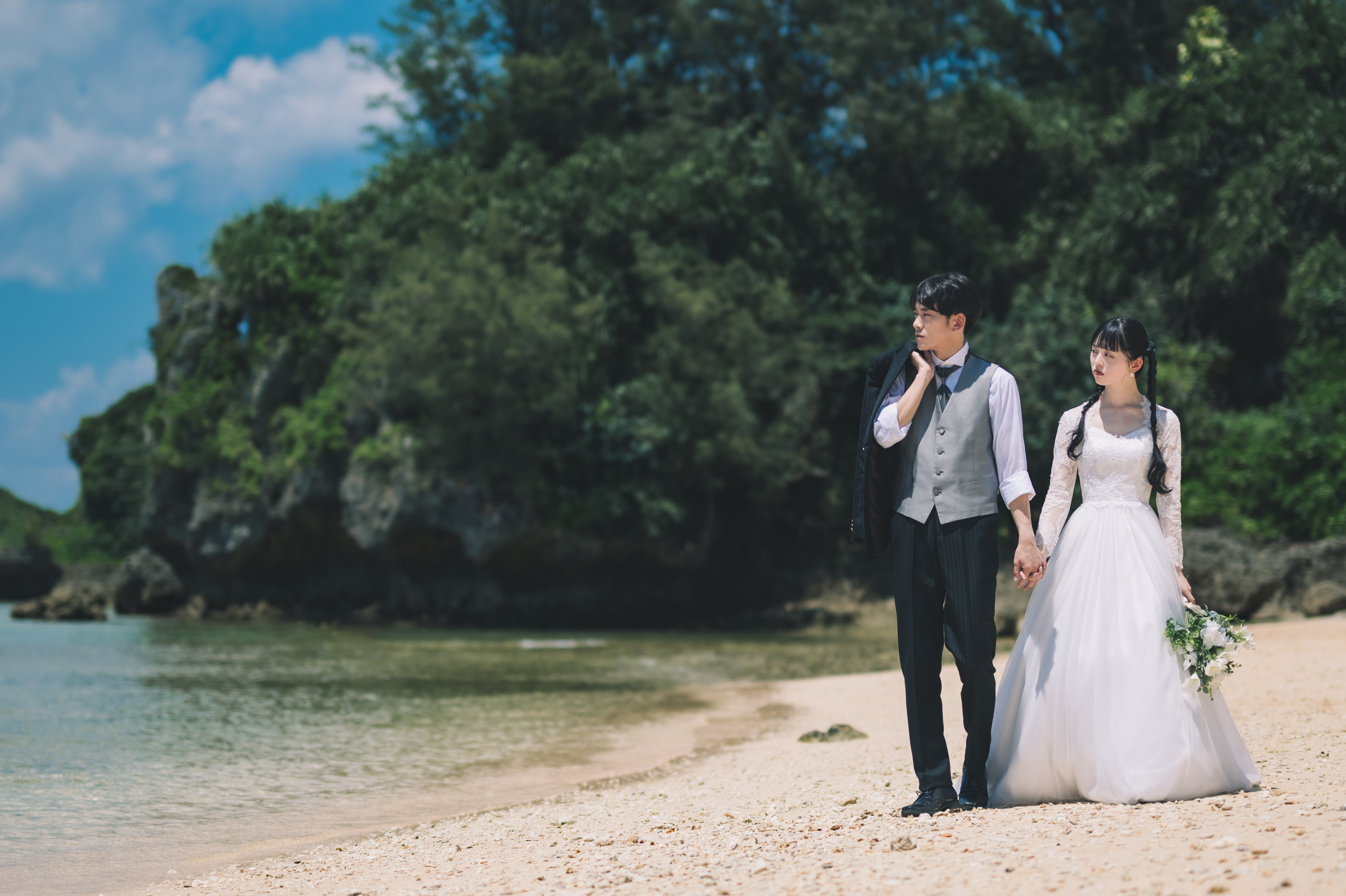 青の洞窟だけじゃない!真栄田岬で叶える、ダイナミック&神秘的な「崖+ビーチ」