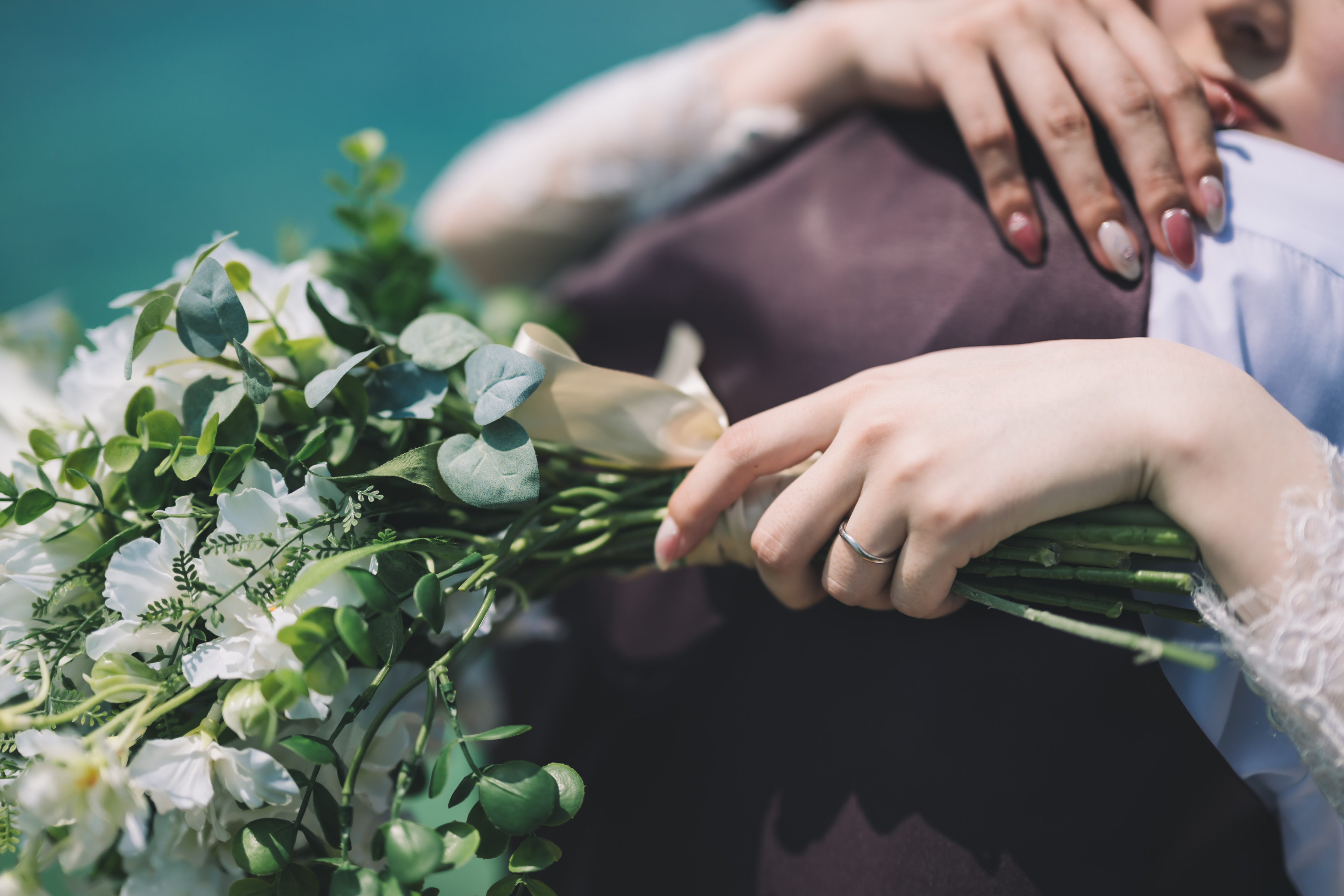 木漏れ日のガーデンと海が見えるチャペル