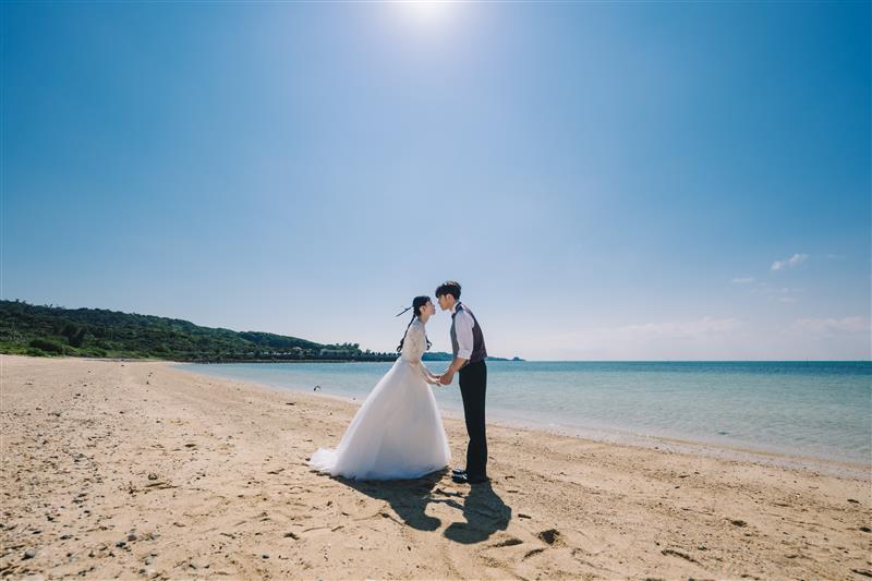 青の洞窟だけじゃない!真栄田岬で叶える、ダイナミック&神秘的な「崖+ビーチ」