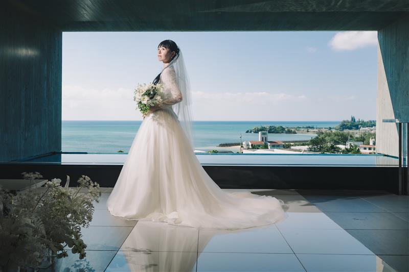 木漏れ日のガーデンと海が見えるチャペル