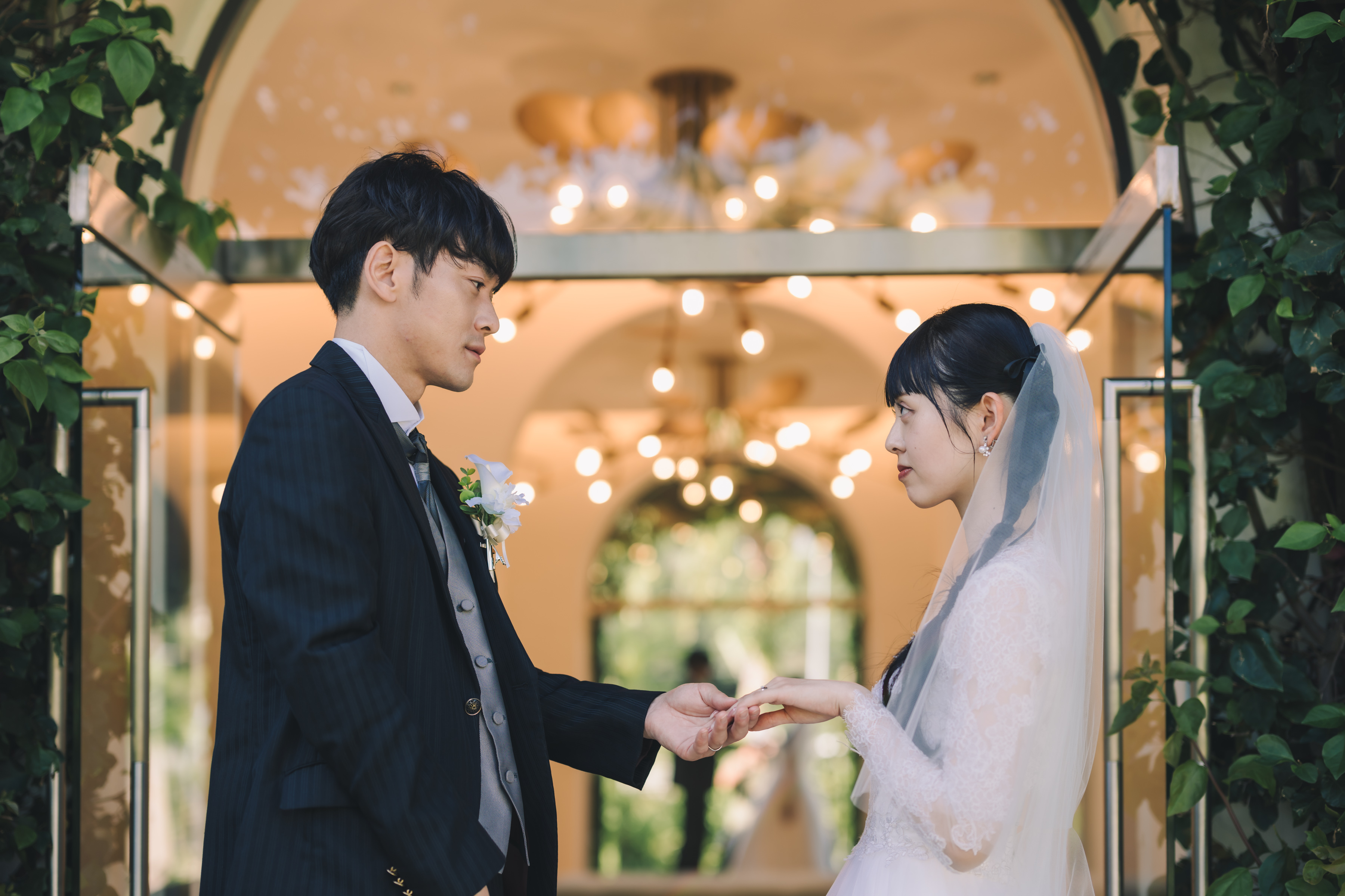 木漏れ日のガーデンと海が見えるチャペル