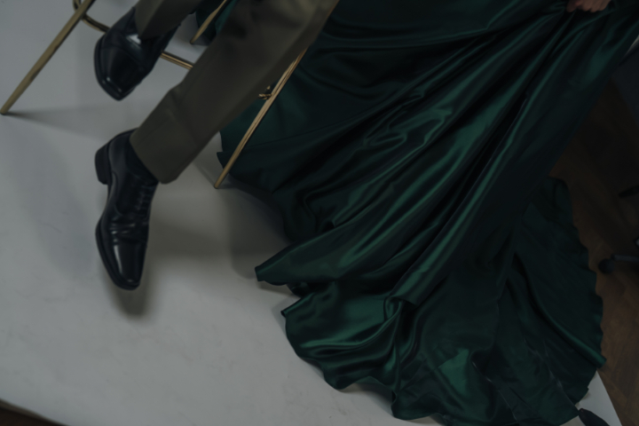 笑顔あふれる撮影からガラッと雰囲気をかえて...