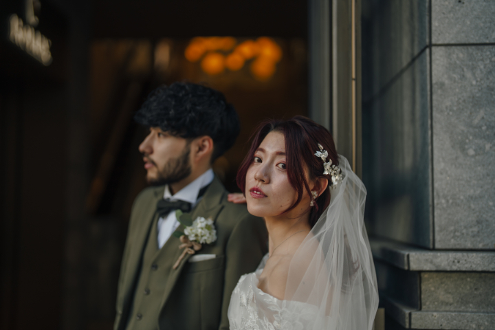 笑顔あふれる撮影からガラッと雰囲気をかえて...