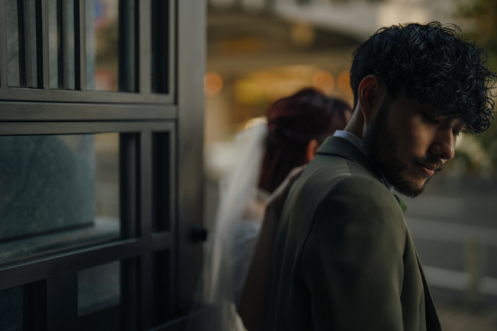 笑顔あふれる撮影からガラッと雰囲気をかえて...