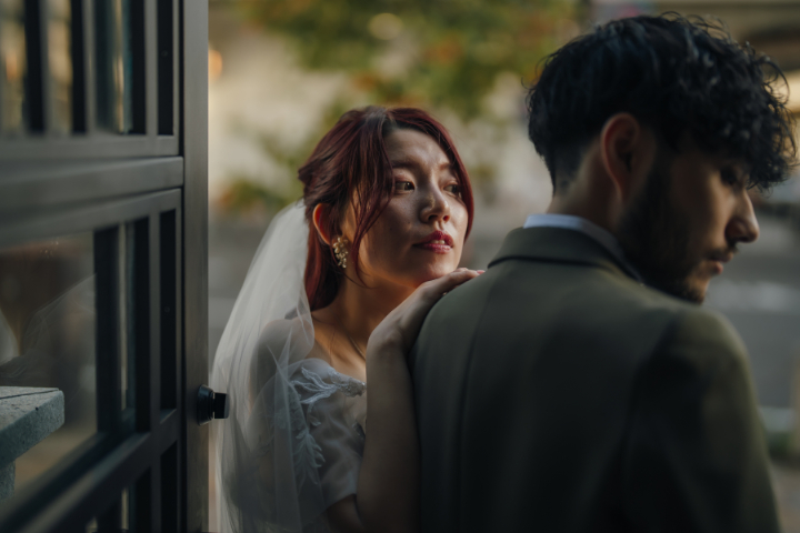 笑顔あふれる撮影からガラッと雰囲気をかえて...