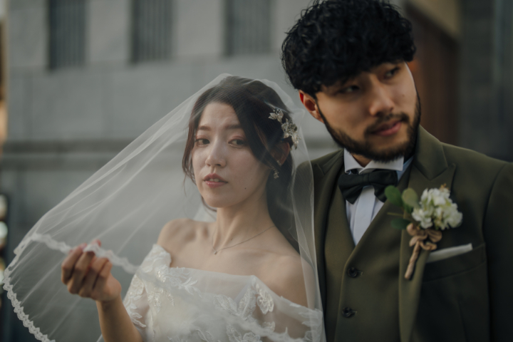 笑顔あふれる撮影からガラッと雰囲気をかえて...