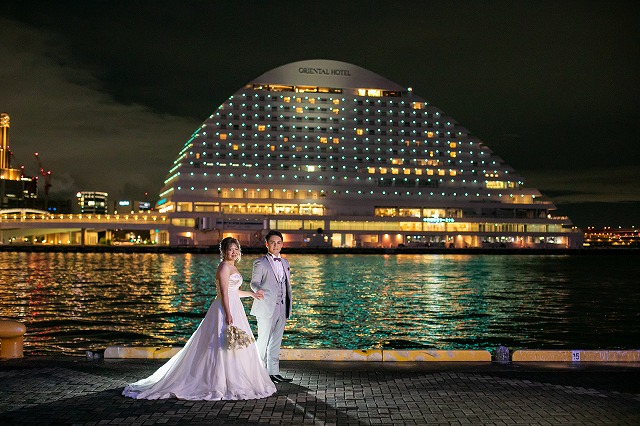 神戸店では、フォトでも結婚式でもハーバーランドの海を背景に素敵な写真が残ります!