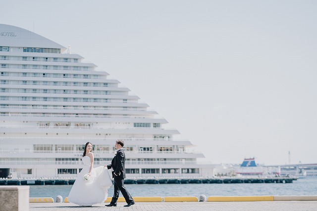 神戸店では、フォトでも結婚式でもハーバーランドの海を背景に素敵な写真が残ります！