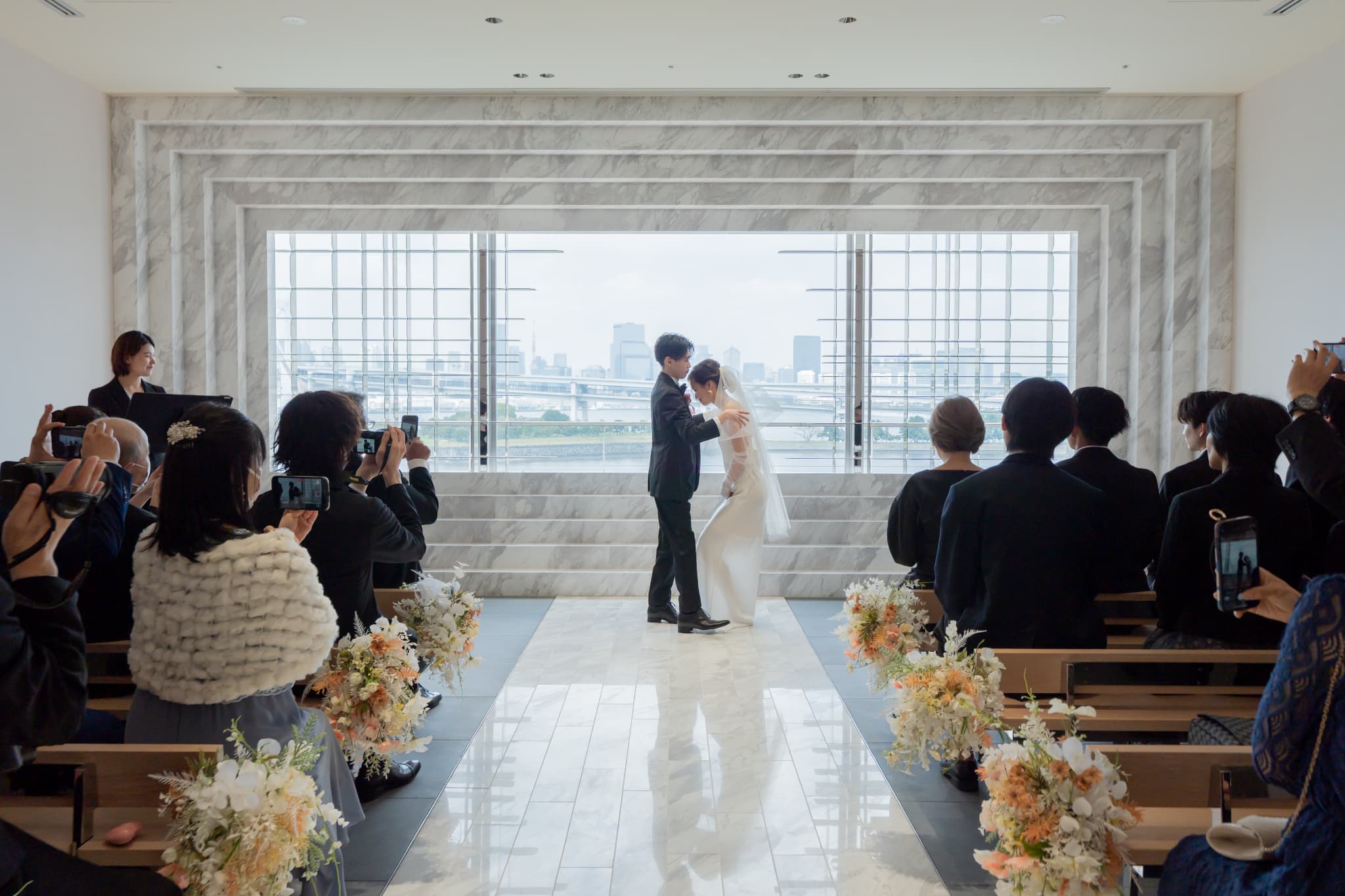 お台場での家族と友人に囲まれた二部制ウェディングの一日