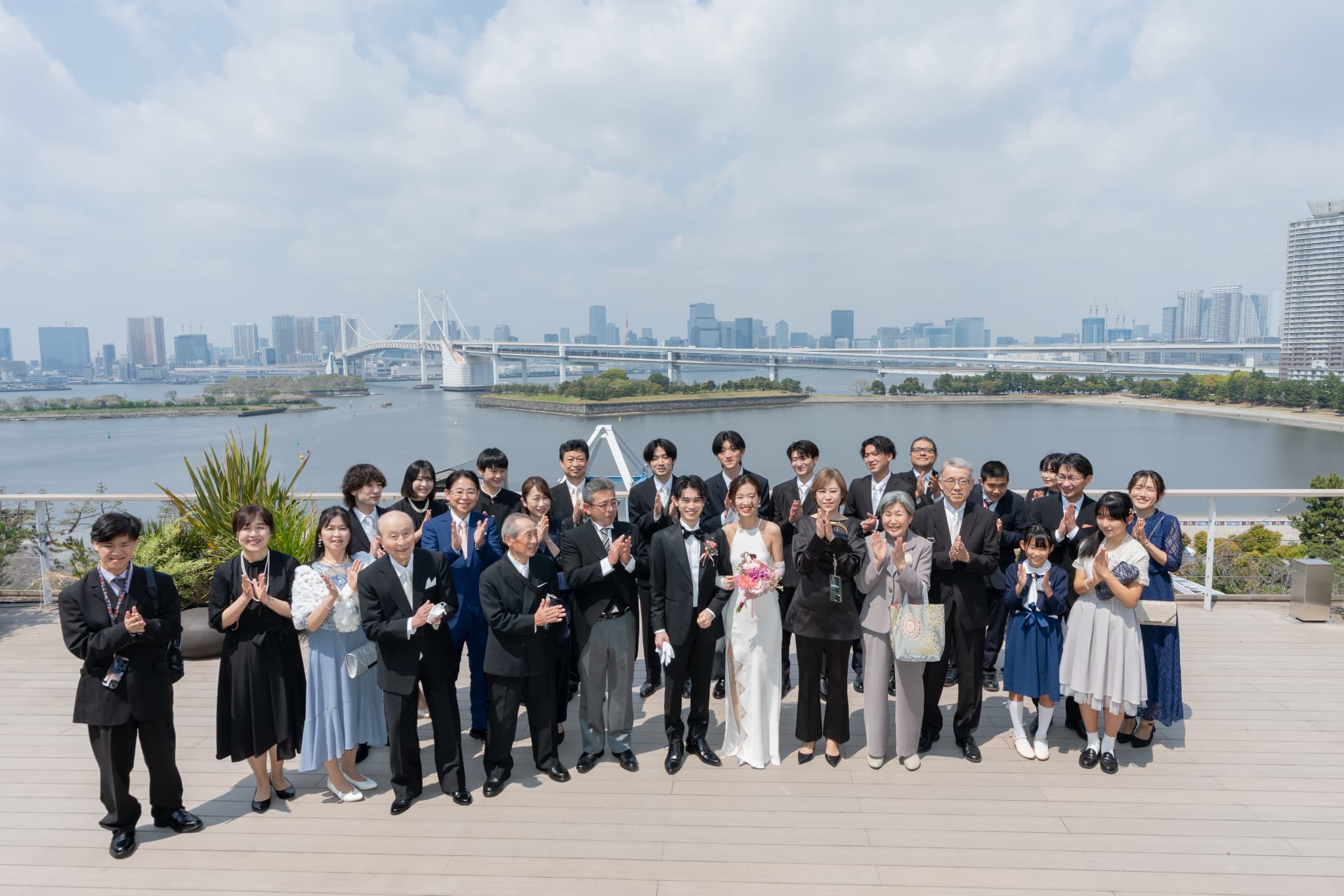 お台場での家族と友人に囲まれた二部制ウェディングの一日