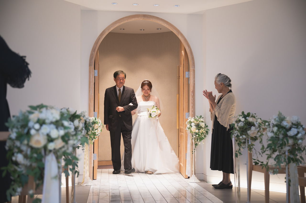 家族から新郎新婦へサプライズ挙式