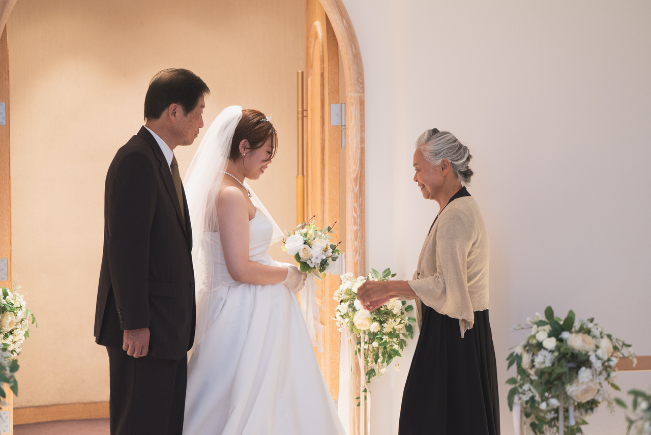 家族から新郎新婦へサプライズ挙式