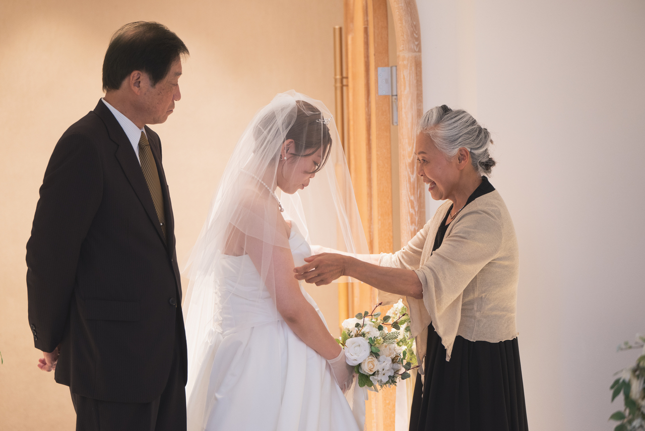 家族から新郎新婦へサプライズ挙式