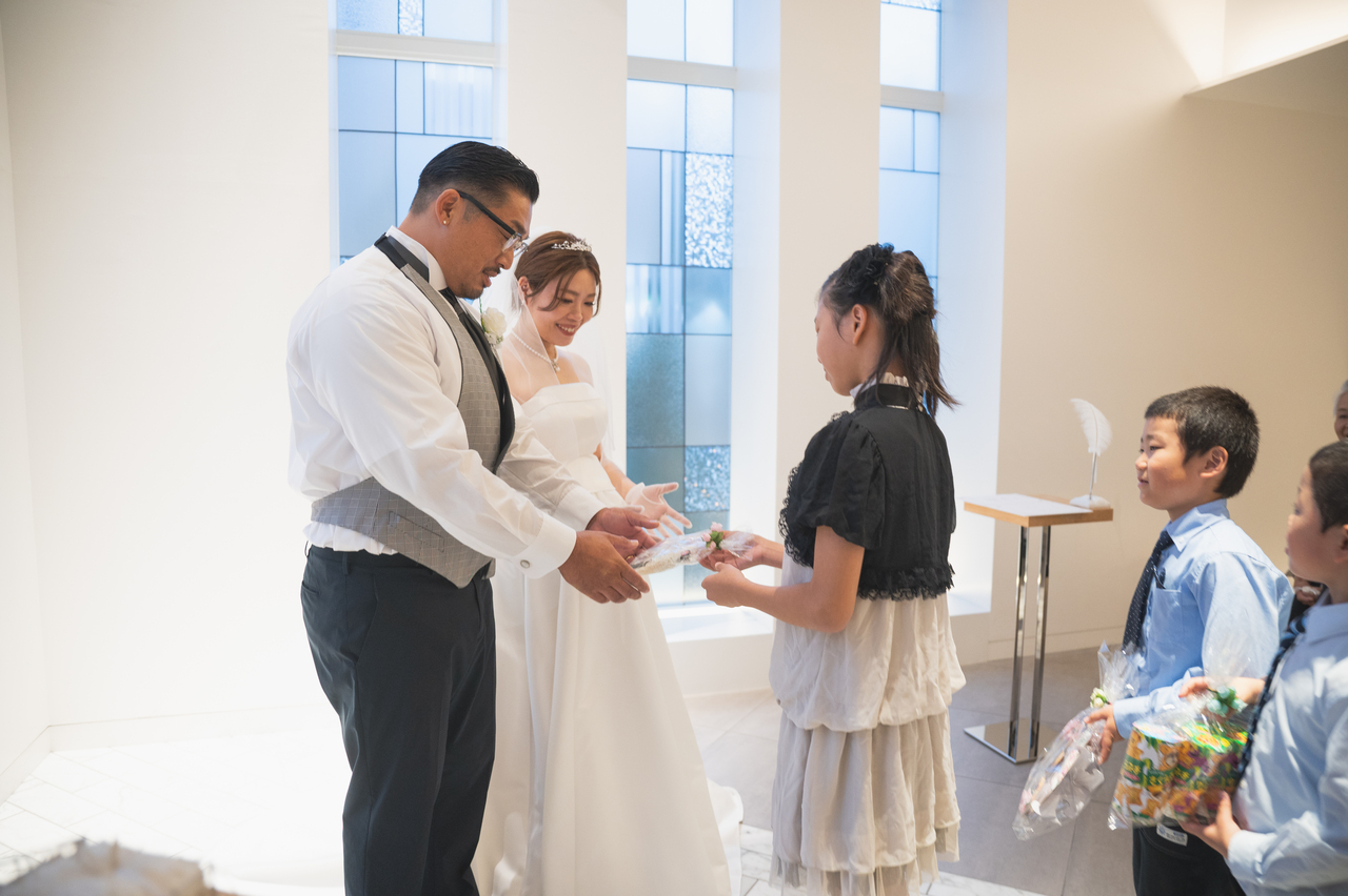 家族から新郎新婦へサプライズ挙式