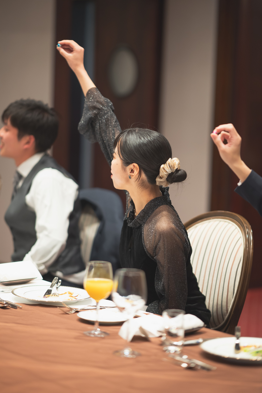 人気演出!ドレス色当てクイズ?