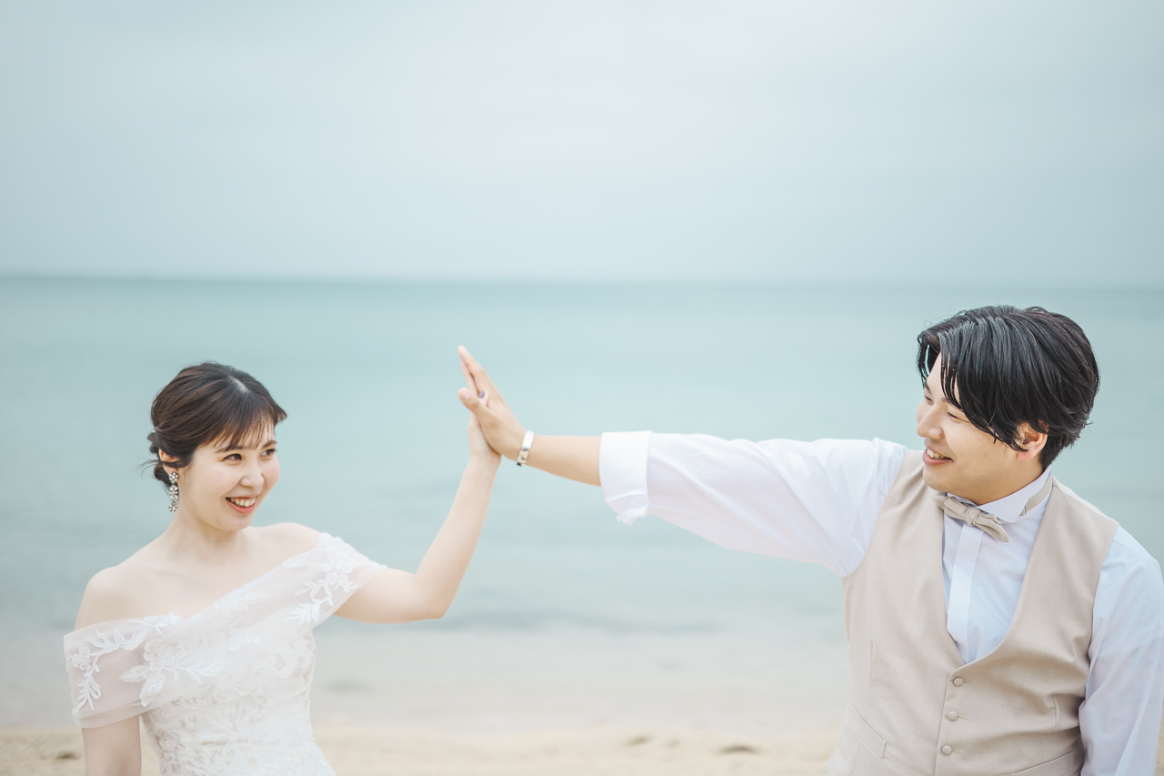 とびきりの笑顔にキュン♡ご家族みんなで残すチャペルビーチフォト