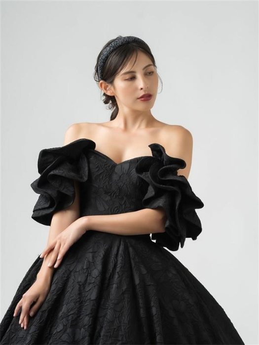 カラードレスで格式高い黒を纏ってみませんか?