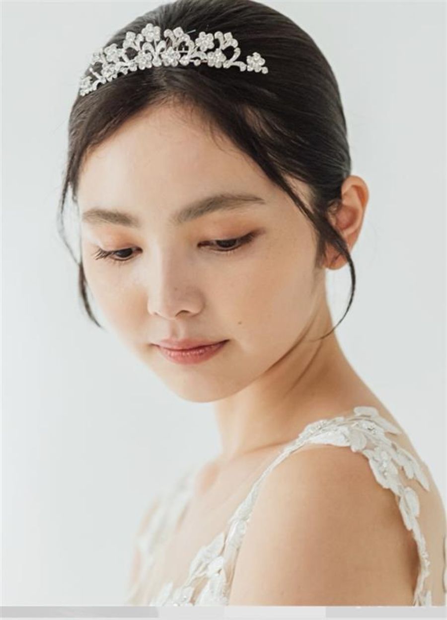 今回は、花嫁さまの印象を大きく左右する「アクセサリー」についてご紹介します👰