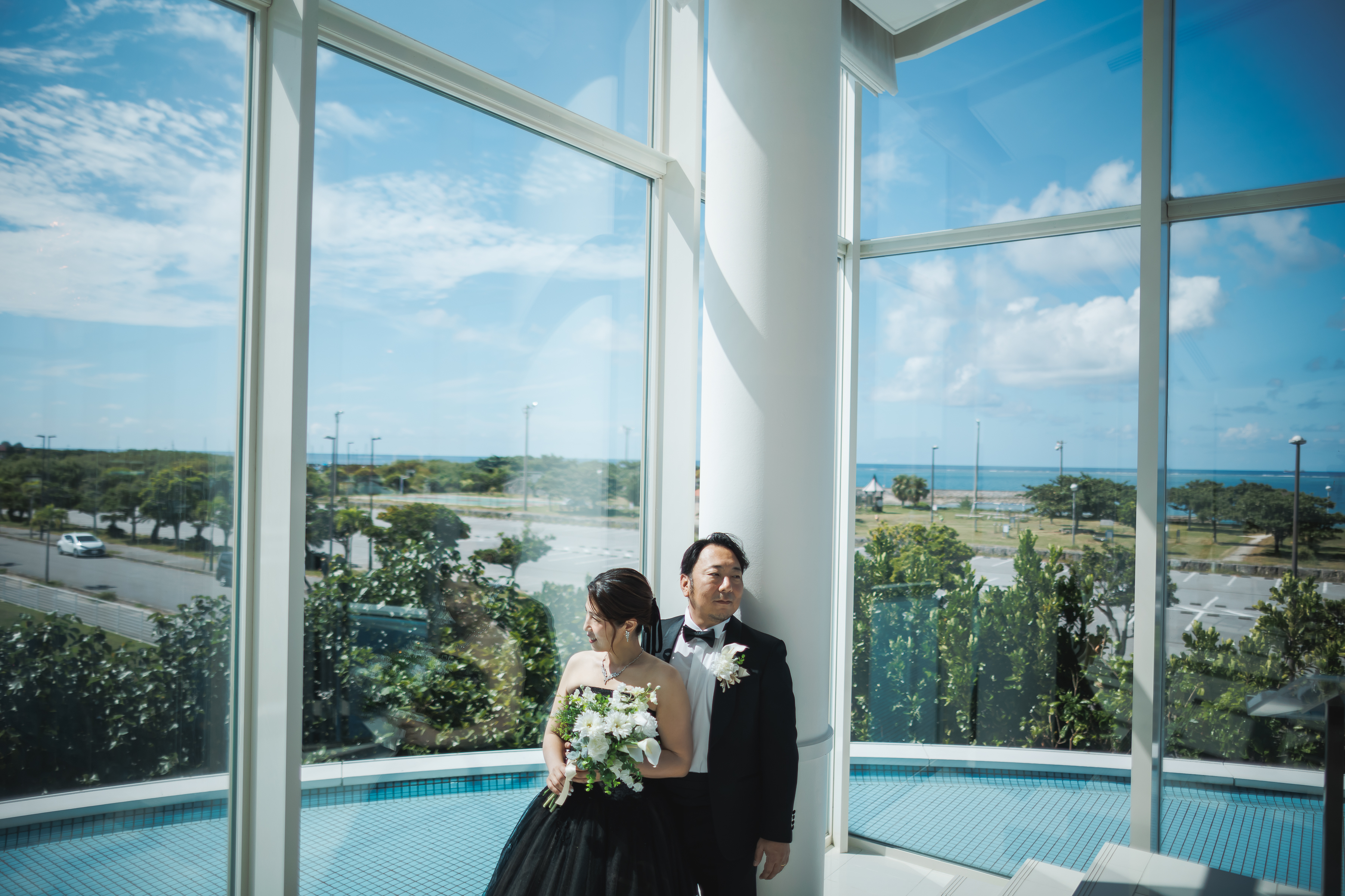 自分たちらしい色で。漆黒のドレスで刻む大人な沖縄フォト