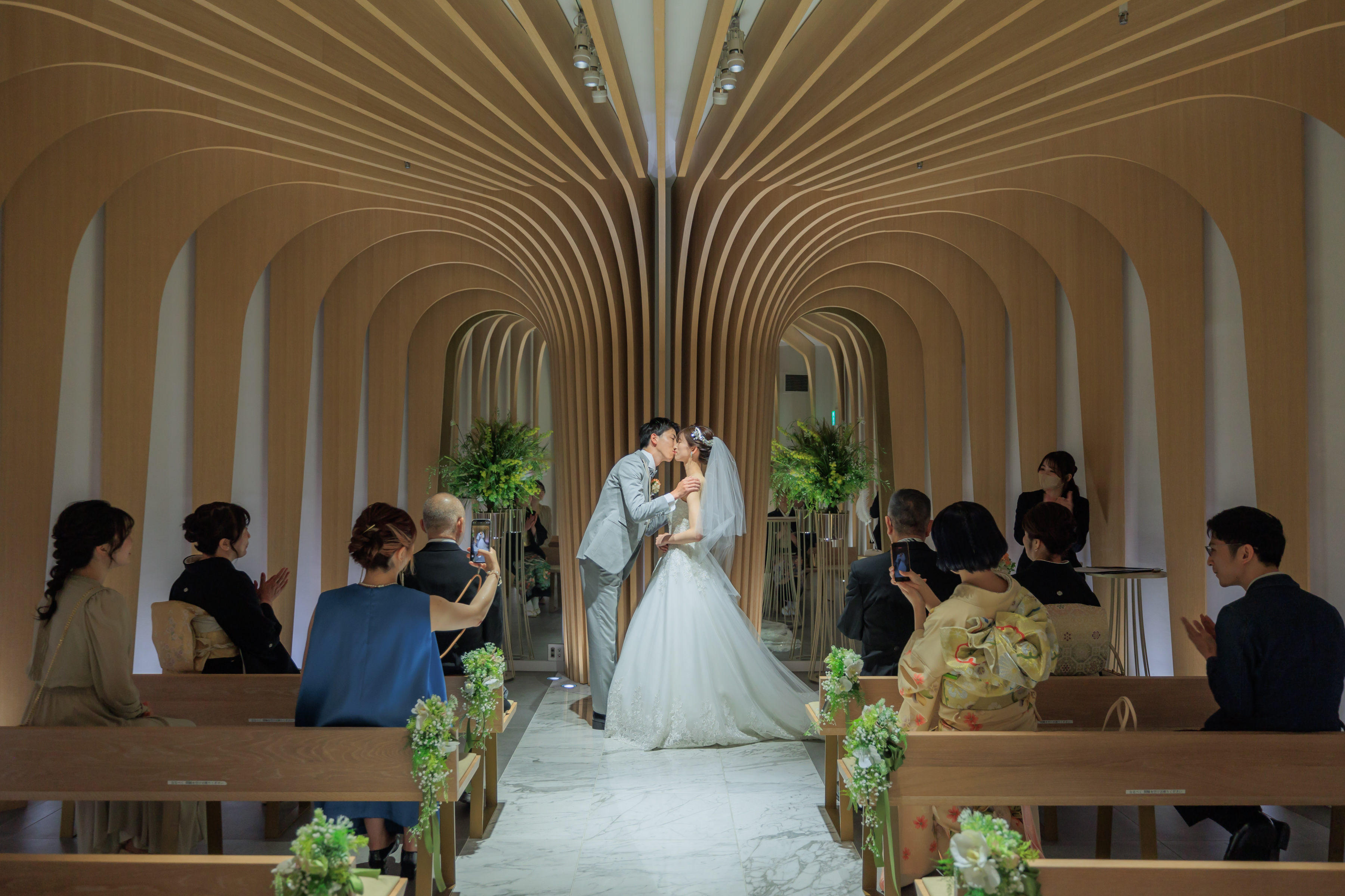 人気演出をご紹介~挙式編 オーバーカラードレス再入場~