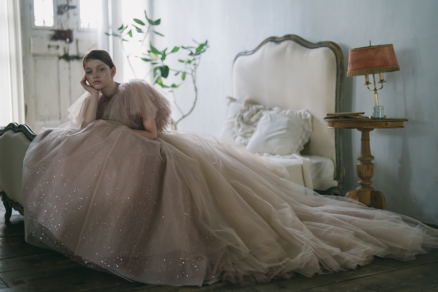 【新作ドレス】煌めくグリッター×やわらかピンクベージュの最愛ドレス