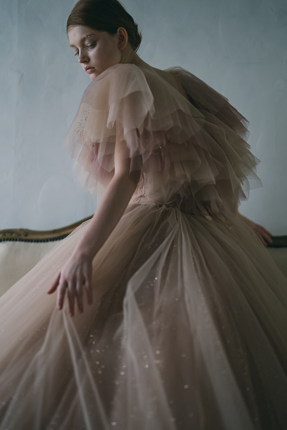 【新作ドレス】煌めくグリッター×やわらかピンクベージュの最愛ドレス