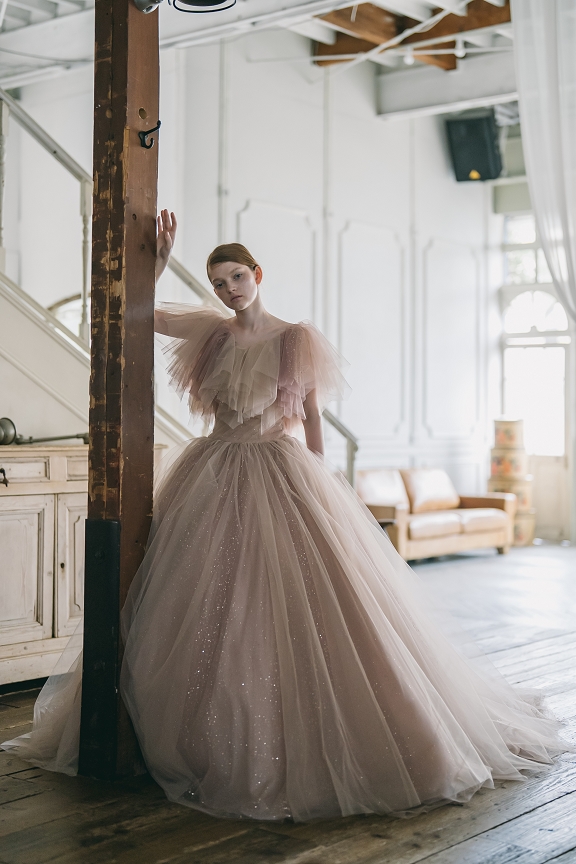 【新作ドレス】煌めくグリッター×やわらかピンクベージュの最愛ドレス