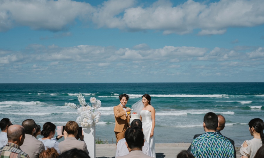 ■海が一番近い結婚式場、。海辺に佇むレストランを貸切にし大切なゲストと共に非日常のウェディングが叶います。波の音や潮風を感じながら、自然の中で誓う愛は、一生の思い出になります。