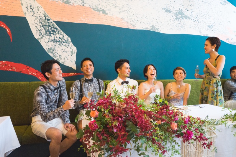 【自由に楽しむ 少人数ウエディング】　披露宴ほど大きくなく  家族や親しい友人と過ごす  30名～のレストランウエディング。 装飾や演出など  おふたりらしい結婚式を自由に形にできます。