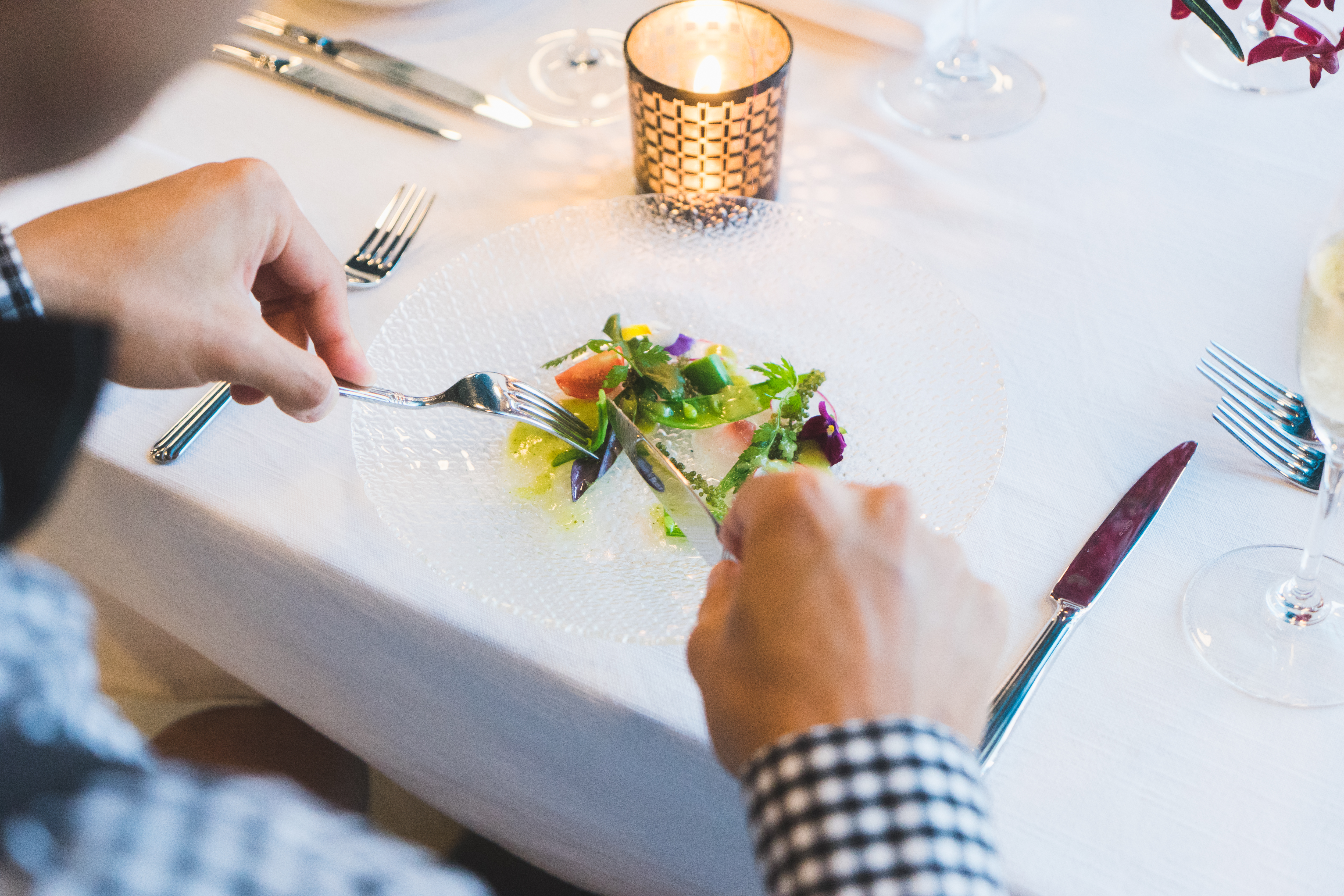 【料理でおもてなしする結婚式】　沖縄食材を知り尽くしたシェフが生み出すここでしか味わえない 琉球イタリアン。 旬の沖縄食材を活かした料理で 大切なゲストへ心に残るおもてなしをお届けします。