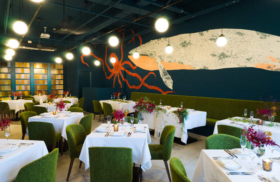 【写真映えのアート空間】　沖縄らしい大胆なウォールアートが広がる店内は、どこを切り取っても写真映えする特別な空間。 少人数のアットホームなパーティーにもぴったりの雰囲気です。